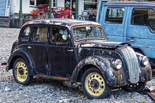 Ржавые автомобили на кладбище машин Old Car City