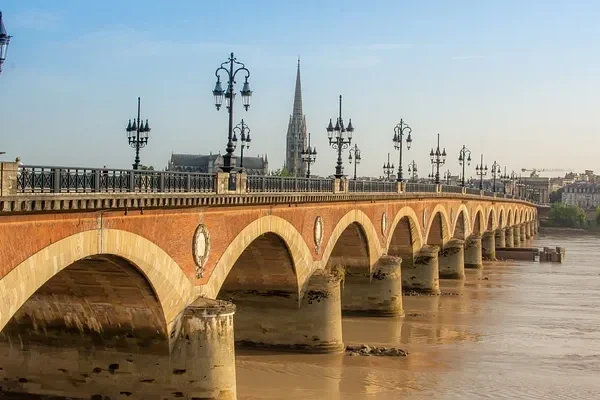 Новый мост (Pont Neuf) — старейший мост Парижа с уникальной историей и архитектурой. Узнайте о его строительстве, материалах и значении для города.