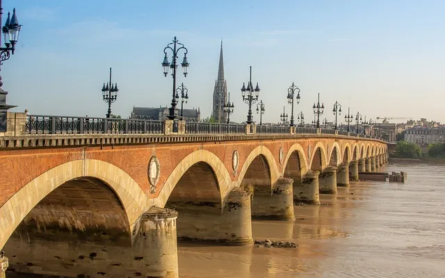 Новый мост (Pont Neuf) — старейший мост Парижа с уникальной историей и архитектурой. Узнайте о его строительстве, материалах и значении для города.